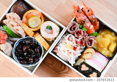 簡單的手工製作的雙人份禦膳，裝在白色盒子裡 107651613