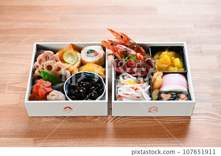 簡單的手工製作的雙人份禦膳，裝在白色盒子裡 107651911
