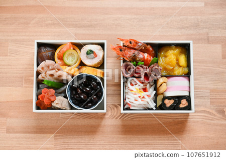 簡單的手工製作的雙人份禦膳，裝在白色盒子裡 107651912