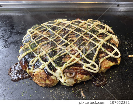 Okonomiyaki with green seaweed Okonomiyaki with green seaweed 107652221
