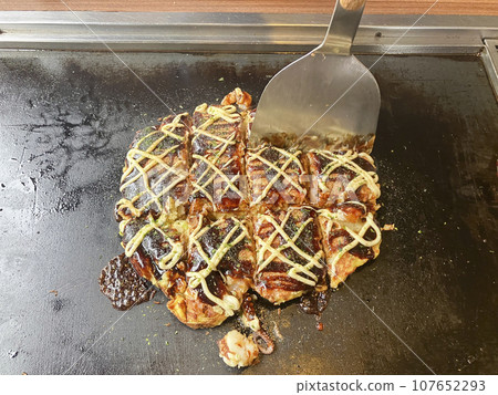 用抹子將禦好燒切開 107652293