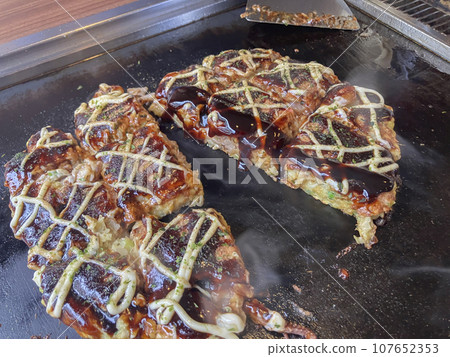 Cross section of okonomiyaki 107652353