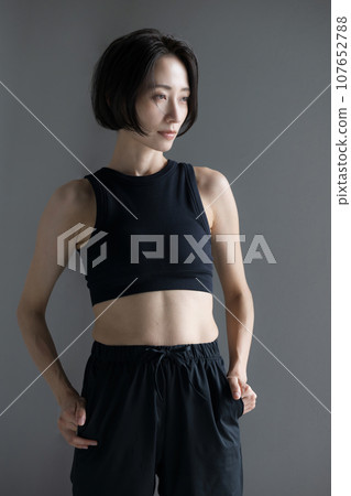 一個酷女人進行肌肉訓練和鍛鍊的形象 107652788