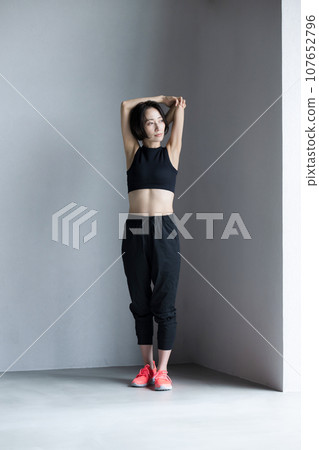 一個酷女人進行肌肉訓練和鍛鍊的形象 107652796