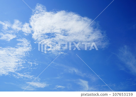 漂浮在藍天上的雲彩 107653159