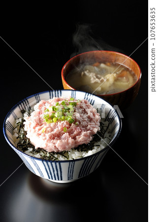 Shredded seaweed and green onion toro bowl and piping hot pork soup set 107653635