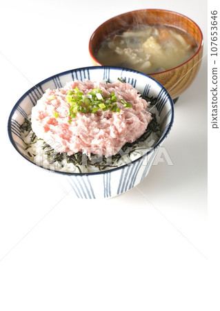 海帶絲蔥托羅碗和熱騰騰的豬肉湯套餐 海帶絲蔥托羅碗和熱騰騰的豬肉湯套餐 107653646