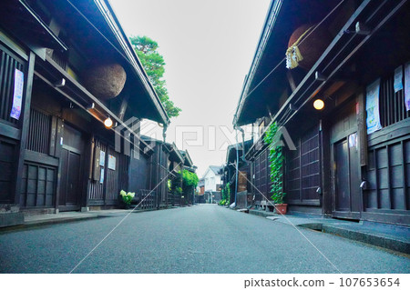 Early morning in the old townscape of Takayama 107653654