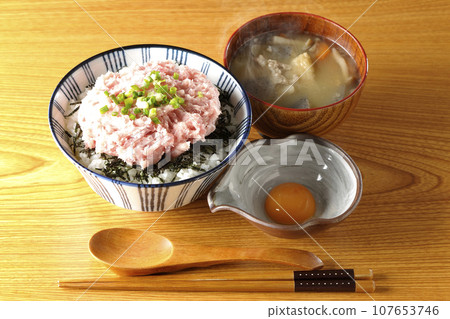 海苔絲、蛋黃、蔥托羅蓋飯、熱騰騰的豬肉湯 海苔絲、蛋黃、蔥托羅蓋飯、熱騰騰的豬肉湯 107653746