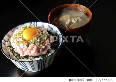 Shredded seaweed, egg yolk, green onion toro rice bowl and piping hot pork soup 107653780