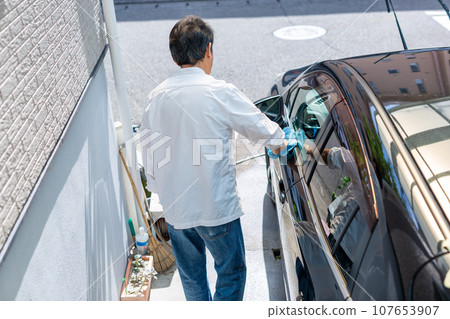 A man who washes cars 107653907