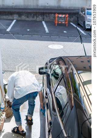 A man who washes cars A man who washes cars 107653909