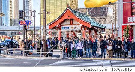 Tokyo cityscape: Asakusa on the first three days of the New Year 107653910