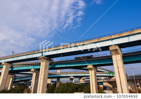 Elevated road and blue sky in Kumiyama Town, Kyoto Prefecture Elevated road and blue sky in Kumiyama Town, Kyoto Prefecture 107654698