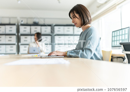 小型企業 107656597
