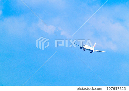 噴射機降落在福岡機場，藍天 107657823