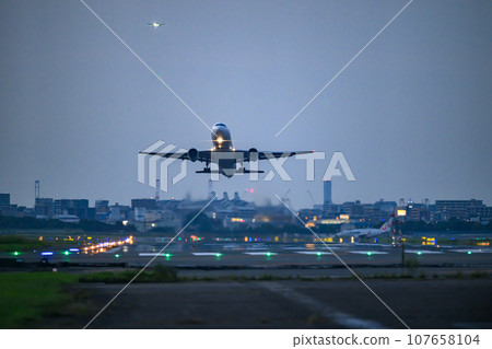 Night flight [Fukuoka Airport] 107658104