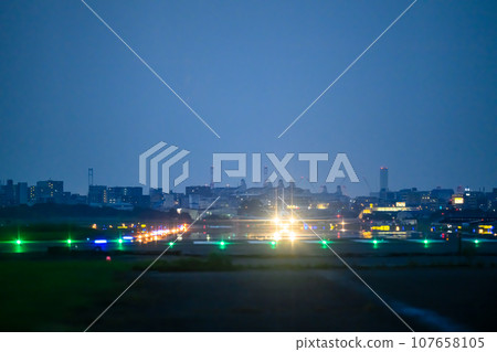 Night flight [Fukuoka Airport] 107658105