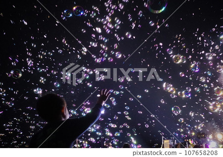 I want to grab a soap bubble 107658208