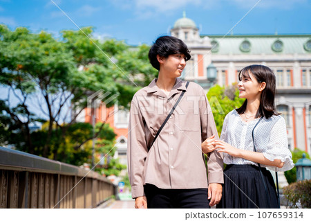 Young couple sightseeing in Osaka 107659314