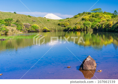 （靜岡縣）從箱根岳和比池看到的富士山雪山 107661539