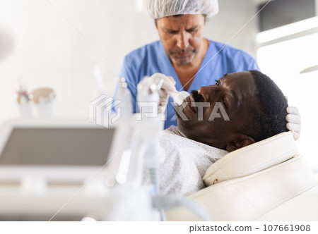male cosmetologist performs 107661908