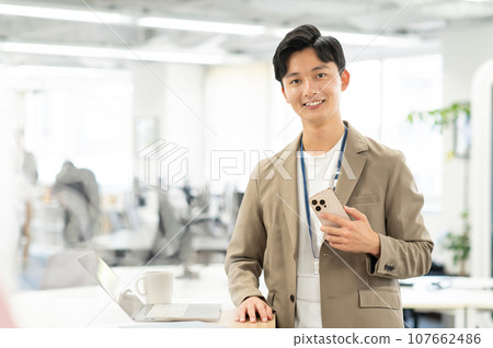 在辦公室工作的年輕男性商人 107662486