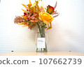 A flower in a vase 107662739