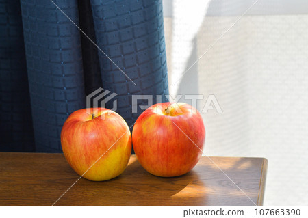 窗邊的蘋果 107663390
