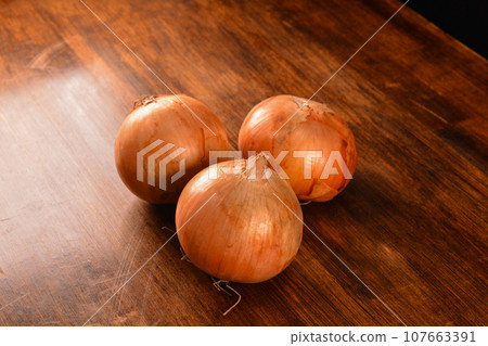 桌上的洋蔥 107663391
