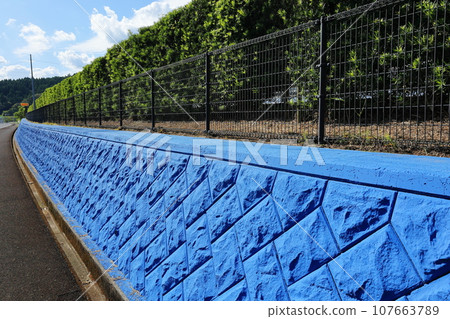 藍色擋土牆 107663789