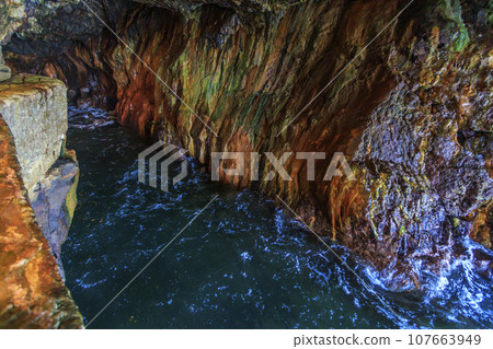 Shirahama Sandanbeki Cave 107663949