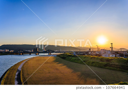 從手橋眺望河內川的黃昏 從手橋眺望河內川的黃昏 107664941