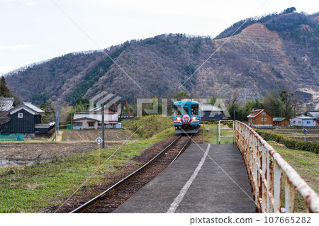 Arrival at Tarumi Railway Tanigumiguchi Station Arrival at Tarumi Railway Tanigumiguchi Station 107665282