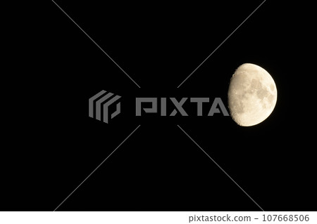 Hakushu-cho, Hokuto City, the moon of September, 10.1 years old, is plump in the evening sky. 107668506