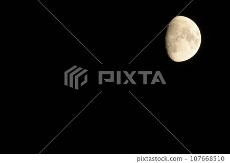Hakushu-cho, Hokuto City, the moon of September, 10.1 years old, is plump in the evening sky. Hakushu-cho, Hokuto City, the moon of September, 10.1 years old, is plump in the evening sky. 107668510