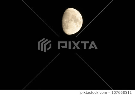Hakushu-cho, Hokuto City, the moon of September, 10.1 years old, is plump in the evening sky. Hakushu-cho, Hokuto City, the moon of September, 10.1 years old, is plump in the evening sky. 107668511