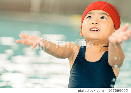 Swimming school for toddlers 107669035