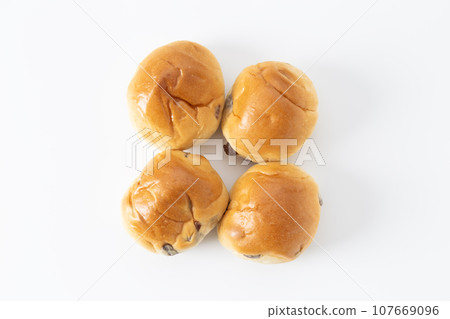 葡萄乾麵包白色背景 葡萄乾麵包白色背景 107669096