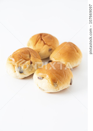 葡萄乾卷白色背景 107669097