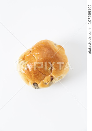 葡萄乾卷白色背景 107669102