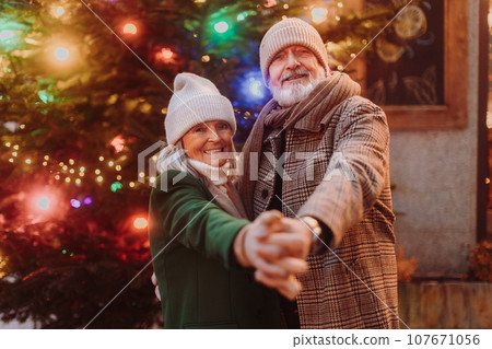 Happy senior couple enjoying christmas market. 107671056