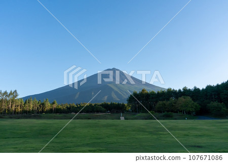 從陽光明媚的廣場看到富士山 從陽光明媚的廣場看到富士山 107671086