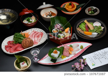 華麗的懷石料理,採用季節性色彩和擺盤。 華麗的懷石料理,採用季節性色彩和擺盤。 107671087