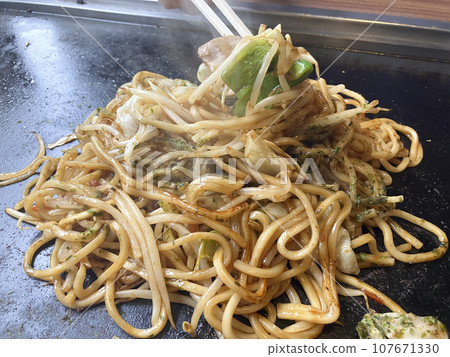Yakisoba with sauce eaten directly on the iron plate 107671330