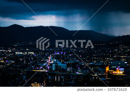 從伏見稻荷大社所在的稻荷山頂欣賞京都市的夜景 從伏見稻荷大社所在的稻荷山頂欣賞京都市的夜景 107671620