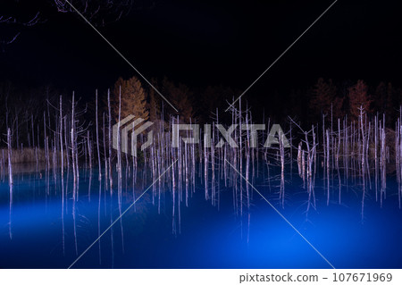 美瑛町的藍色池塘被燈光照亮,夢幻般的景色 美瑛町的藍色池塘被燈光照亮,夢幻般的景色 107671969