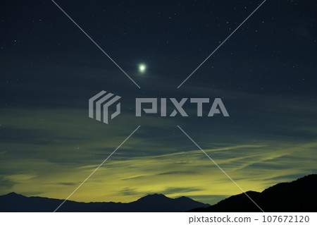 A bright morning star rising in the early morning sky in Hakushu-cho, Hokuto City 107672120