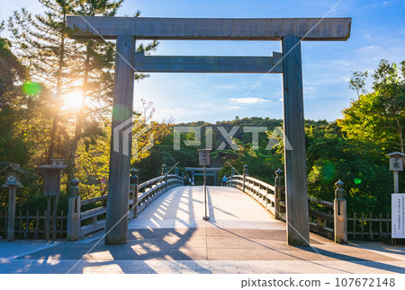 伊勢神宮奈久宇治橋牌坊被早晨的陽光照亮 107672148