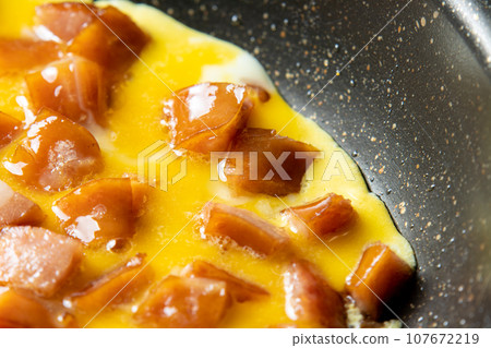 煎維也納香腸加蛋的烹飪場景。 煎維也納香腸加蛋的烹飪場景。 107672219